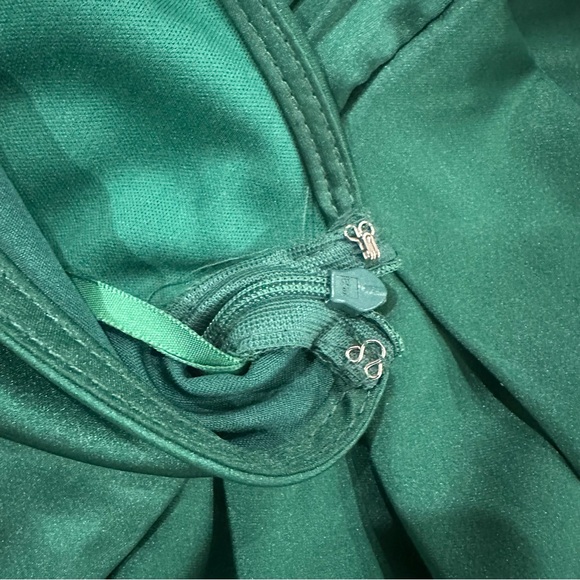 Elegant Green One-Shoulder Dress - Picture 8 of 10